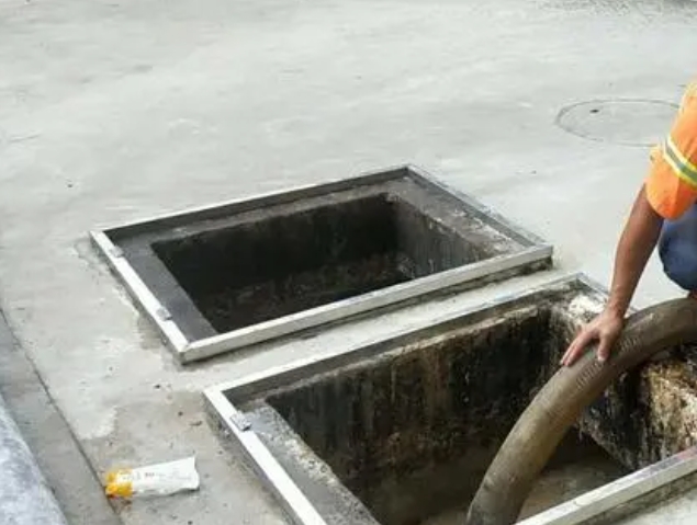 堆龙德庆化粪池清理