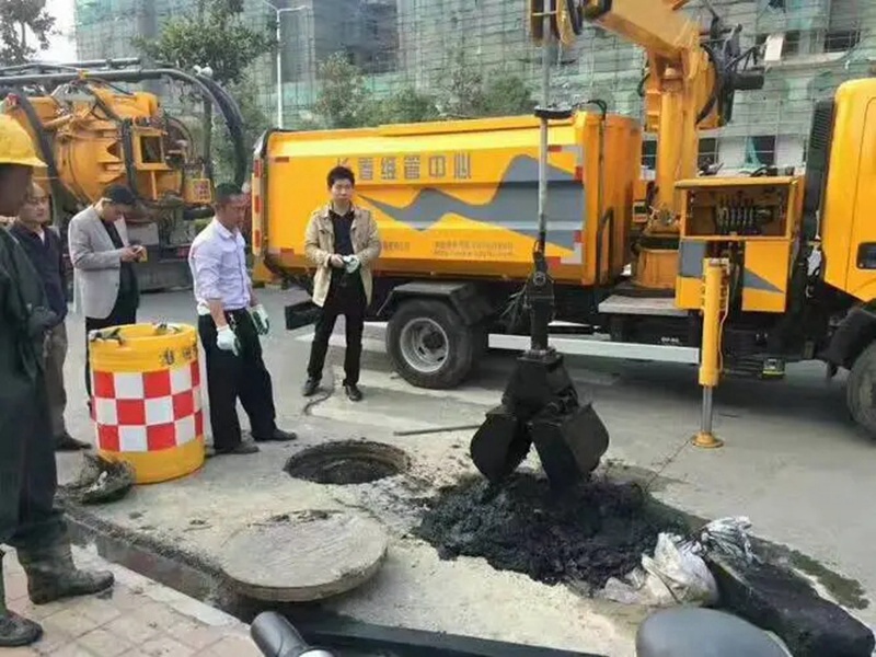 堆龙德庆街道：网格员化身“清道夫”，为民解忧疏通“堵心”化粪池